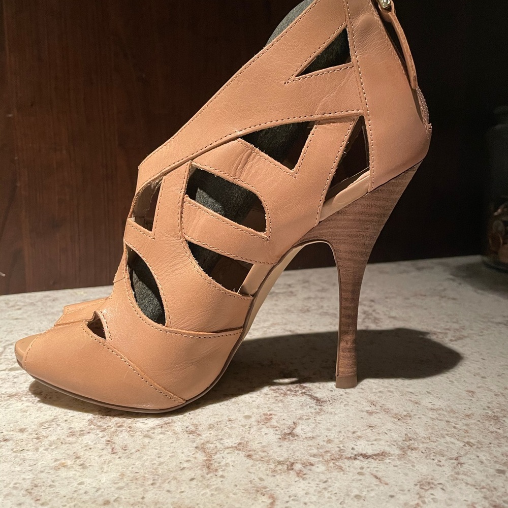 Size 7 Guess Heels
